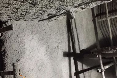 Торкрет-бетон после нанесения его на вертикальные и горизонтальные части котла